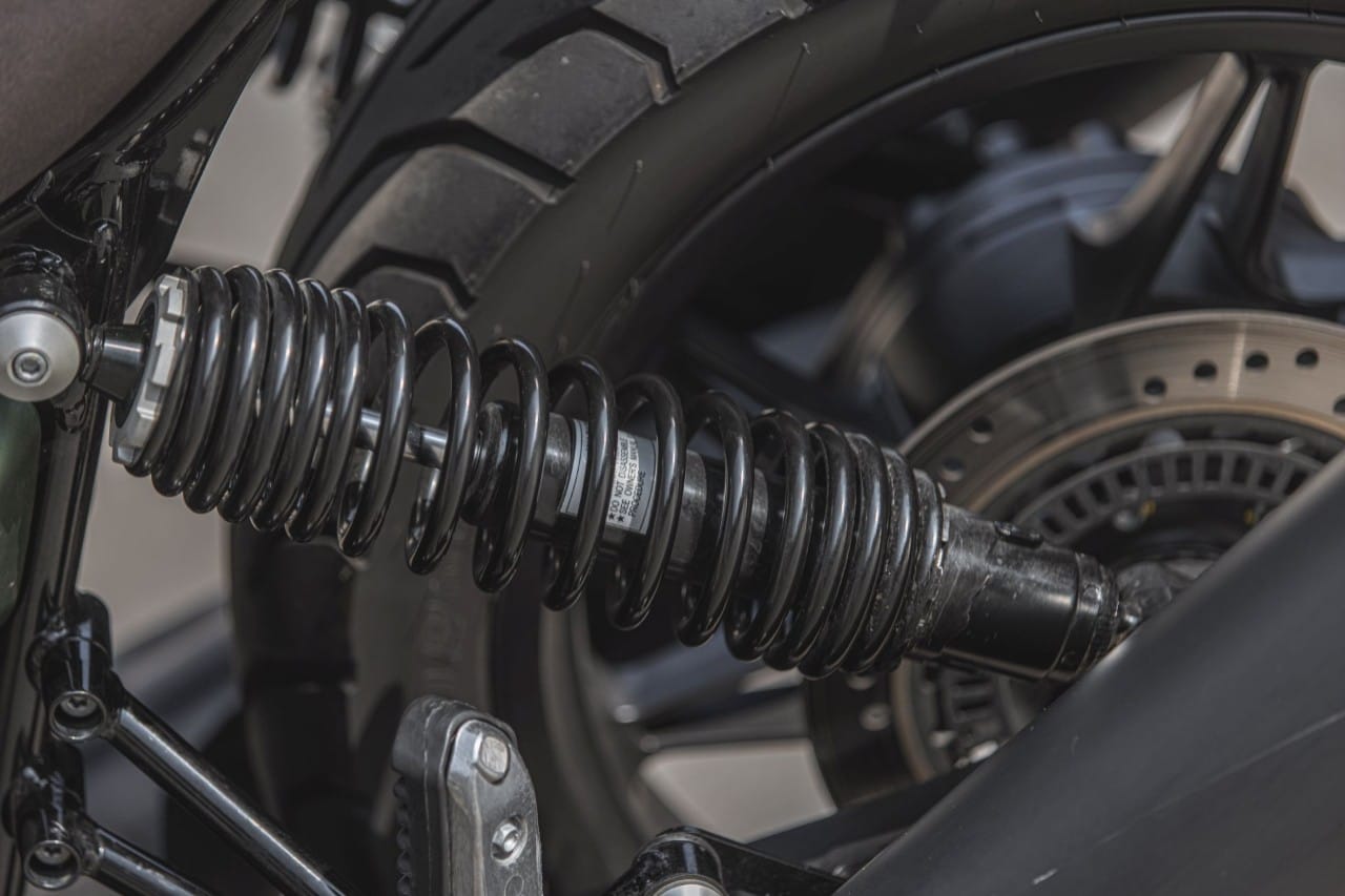 Moto Guzzi V7 Centenario e Triumph Street Twin: questione di PEDIGREE